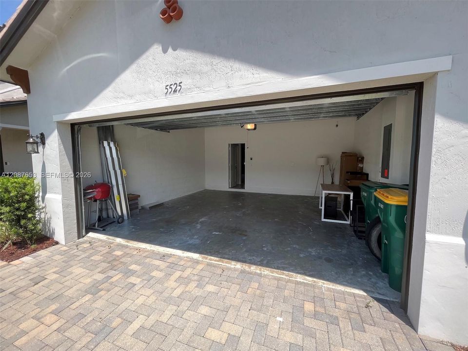 For Rent: $2,100 (3 beds, 2 baths, 1958 Square Feet)