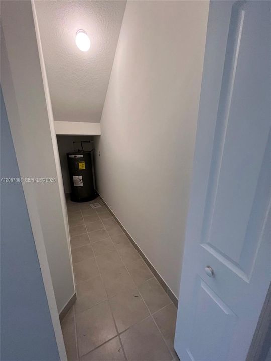 For Rent: $2,100 (3 beds, 2 baths, 1958 Square Feet)
