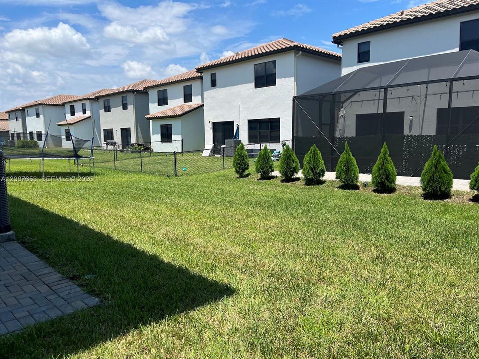 For Rent: $2,100 (3 beds, 2 baths, 1958 Square Feet)