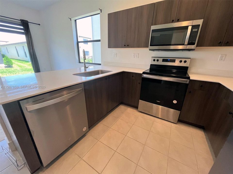 For Rent: $2,100 (3 beds, 2 baths, 1958 Square Feet)