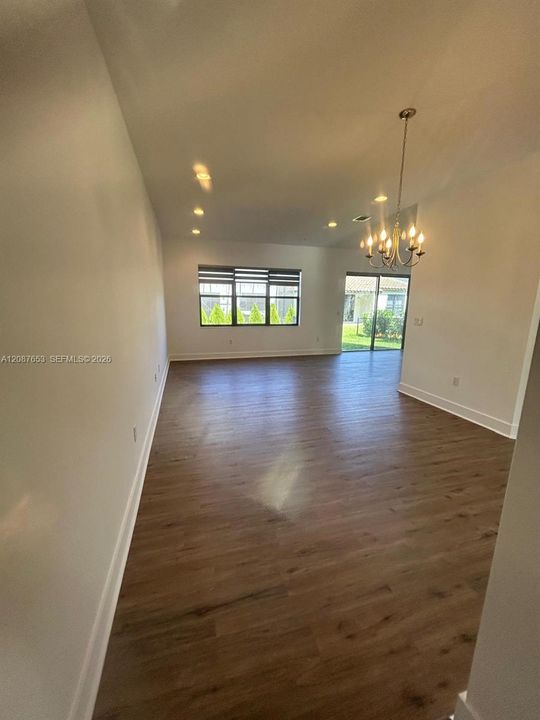 For Rent: $2,100 (3 beds, 2 baths, 1958 Square Feet)