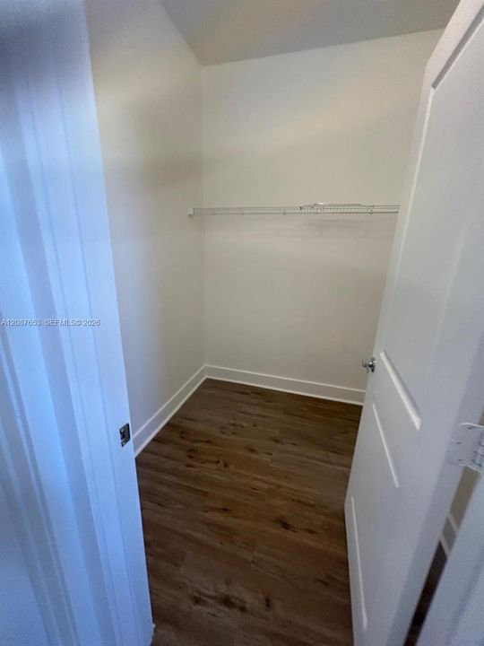 For Rent: $2,100 (3 beds, 2 baths, 1958 Square Feet)