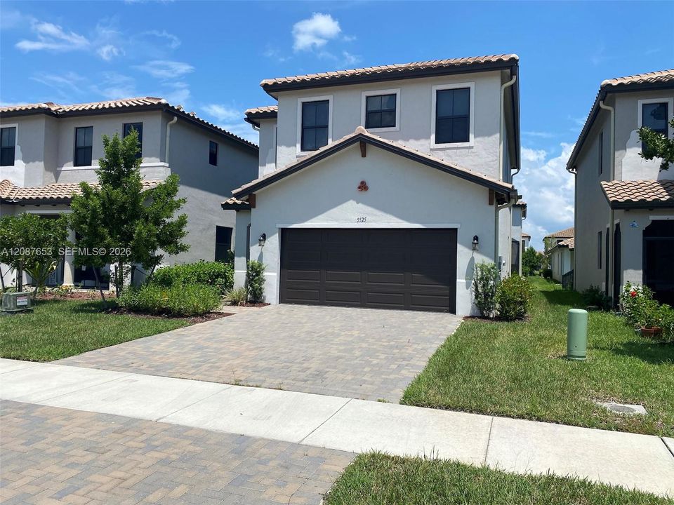 For Rent: $2,100 (3 beds, 2 baths, 1958 Square Feet)
