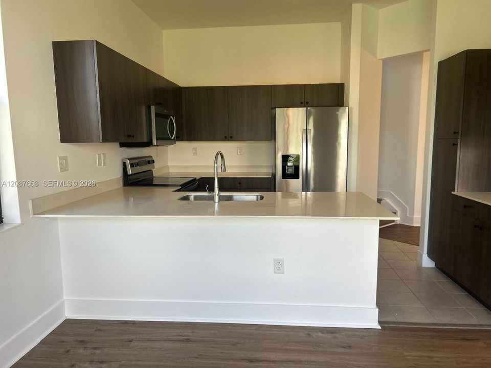 For Rent: $2,100 (3 beds, 2 baths, 1958 Square Feet)