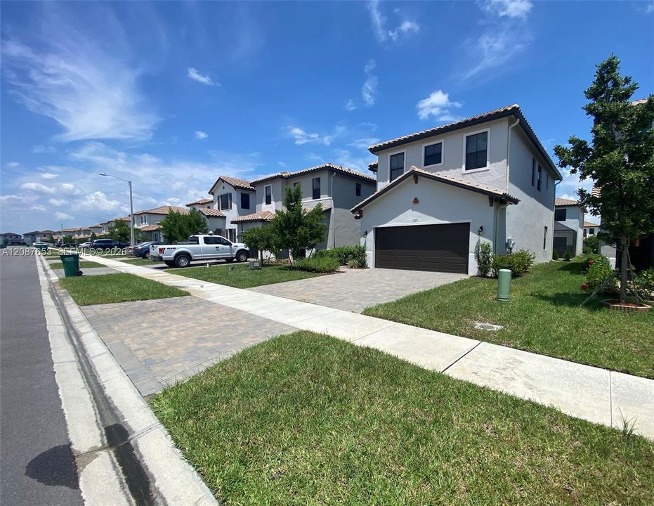 For Rent: $2,100 (3 beds, 2 baths, 1958 Square Feet)