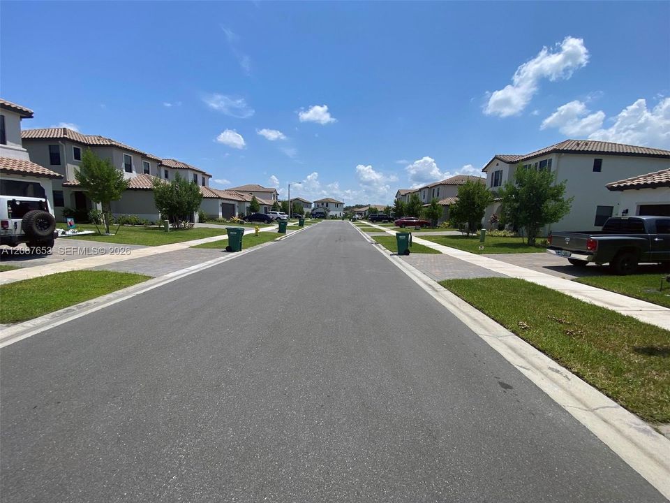 For Rent: $2,100 (3 beds, 2 baths, 1958 Square Feet)