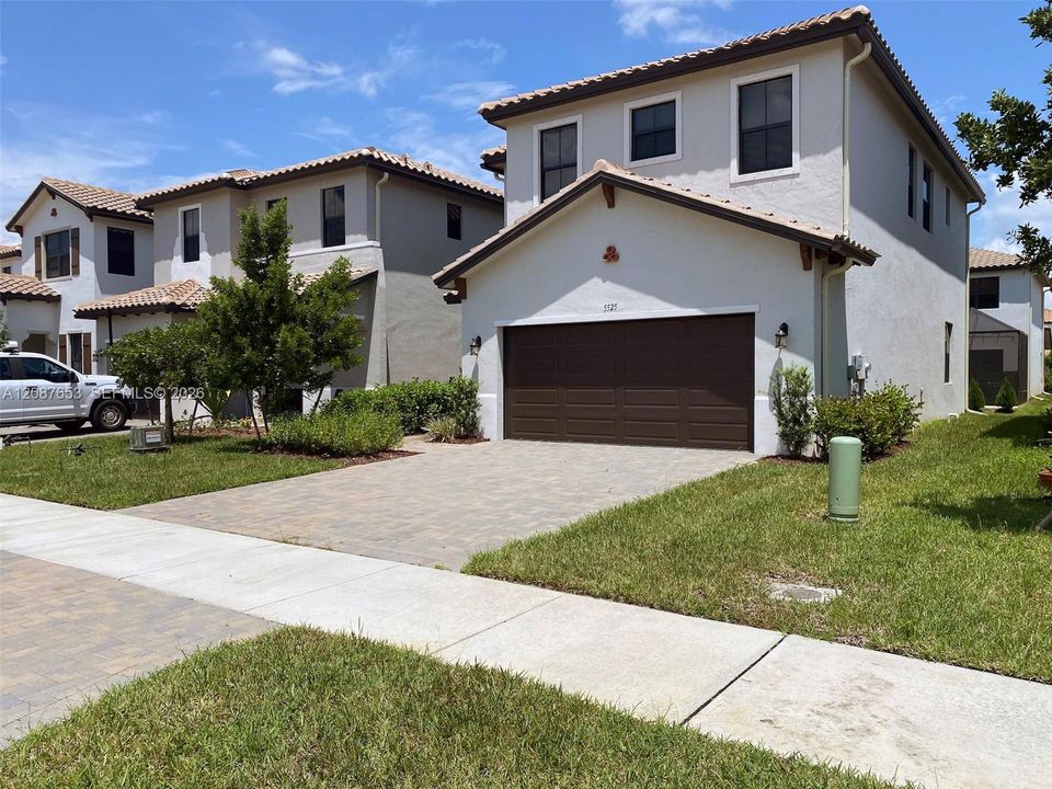 For Rent: $2,100 (3 beds, 2 baths, 1958 Square Feet)