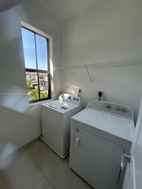 For Rent: $2,100 (3 beds, 2 baths, 1958 Square Feet)