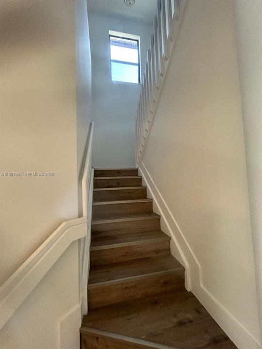 For Rent: $2,100 (3 beds, 2 baths, 1958 Square Feet)