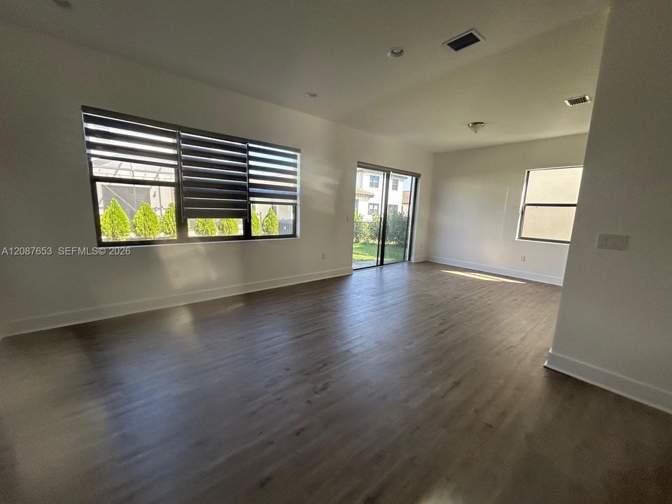 For Rent: $2,100 (3 beds, 2 baths, 1958 Square Feet)