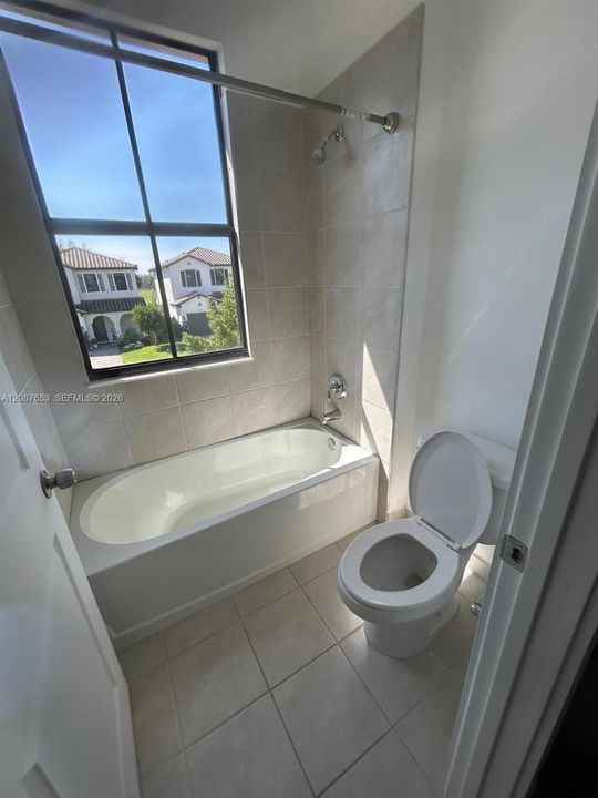 For Rent: $2,100 (3 beds, 2 baths, 1958 Square Feet)