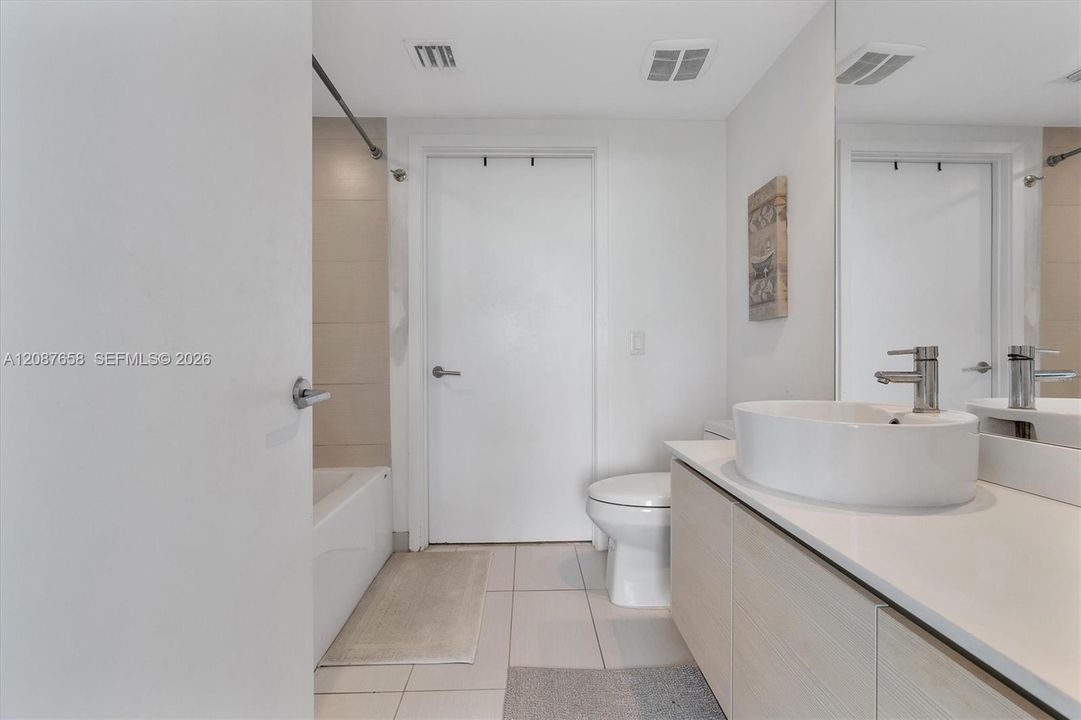 For Sale: $425,000 (1 beds, 1 baths, 730 Square Feet)
