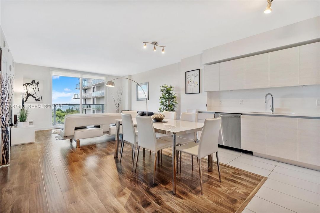 For Sale: $425,000 (1 beds, 1 baths, 730 Square Feet)