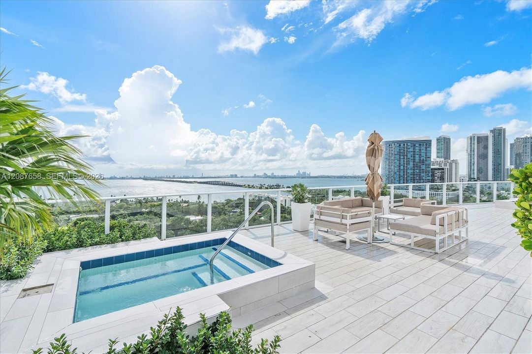 For Sale: $425,000 (1 beds, 1 baths, 730 Square Feet)