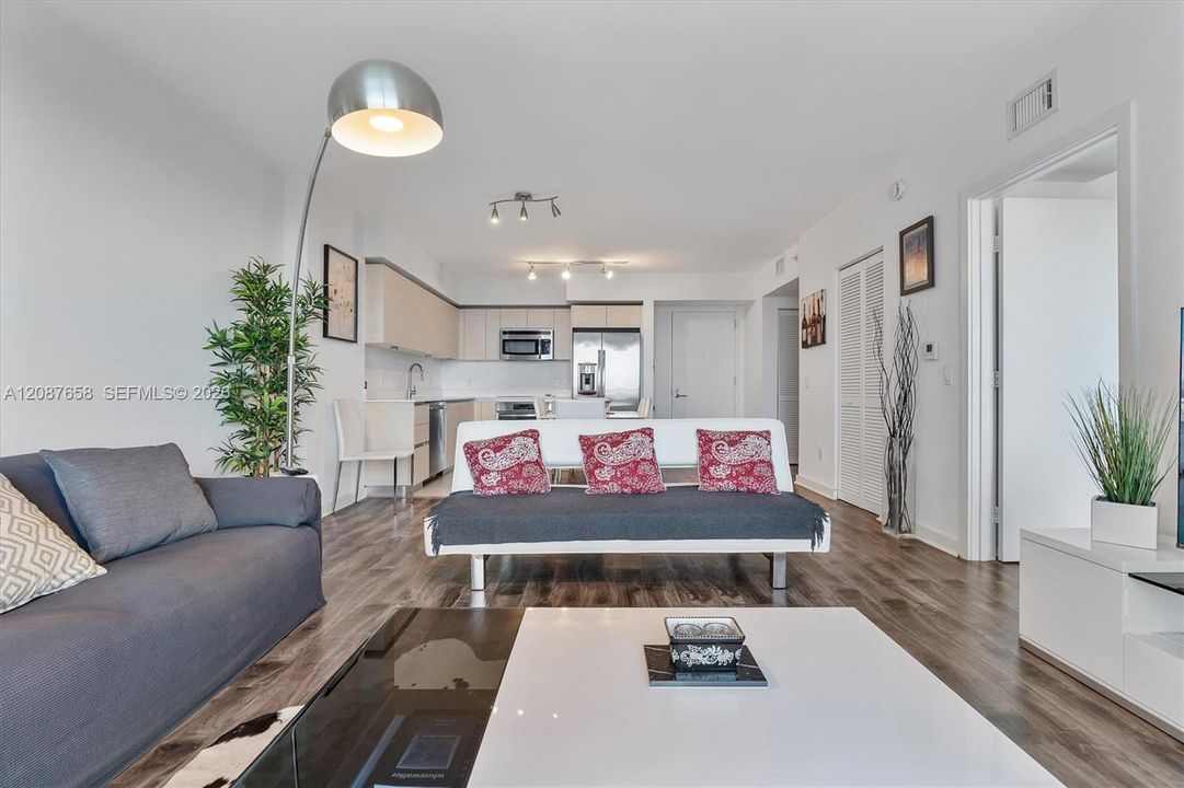For Sale: $425,000 (1 beds, 1 baths, 730 Square Feet)