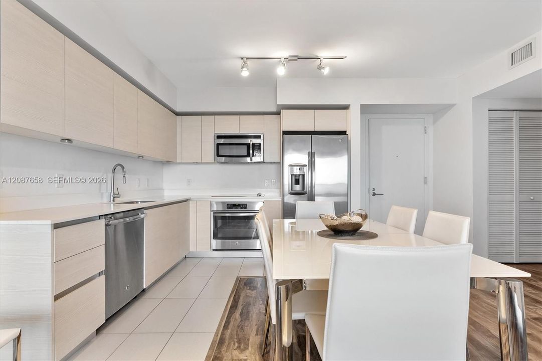 For Sale: $425,000 (1 beds, 1 baths, 730 Square Feet)