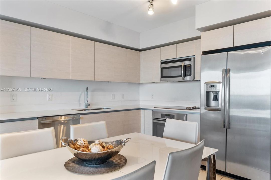 For Sale: $425,000 (1 beds, 1 baths, 730 Square Feet)