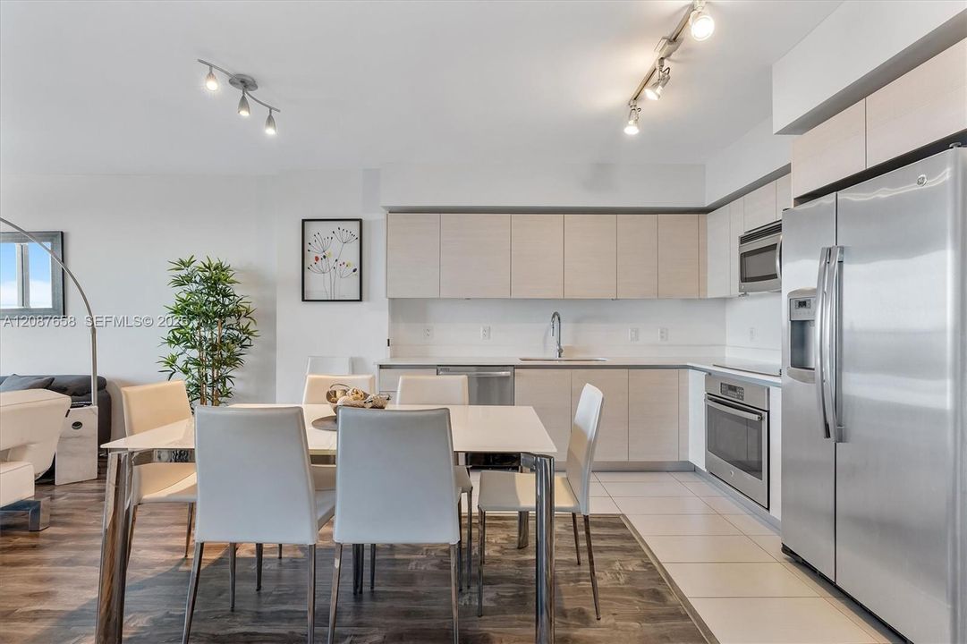 For Sale: $425,000 (1 beds, 1 baths, 730 Square Feet)