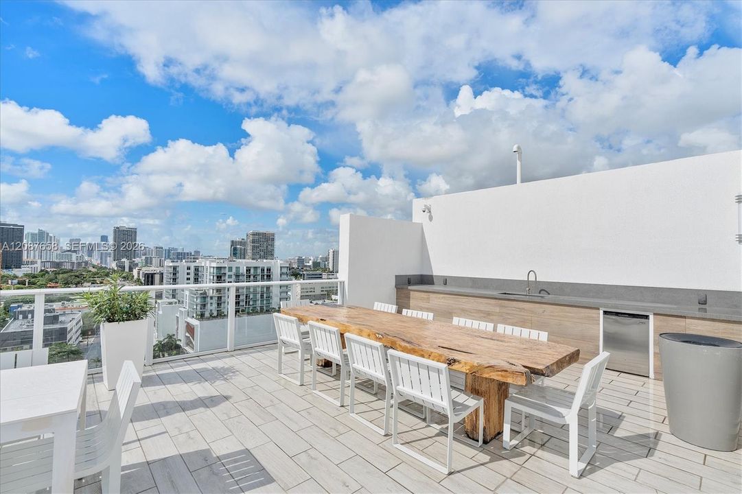 For Sale: $425,000 (1 beds, 1 baths, 730 Square Feet)