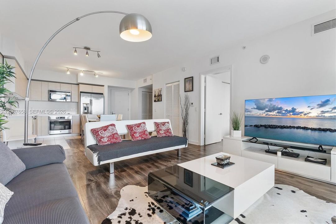 For Sale: $425,000 (1 beds, 1 baths, 730 Square Feet)