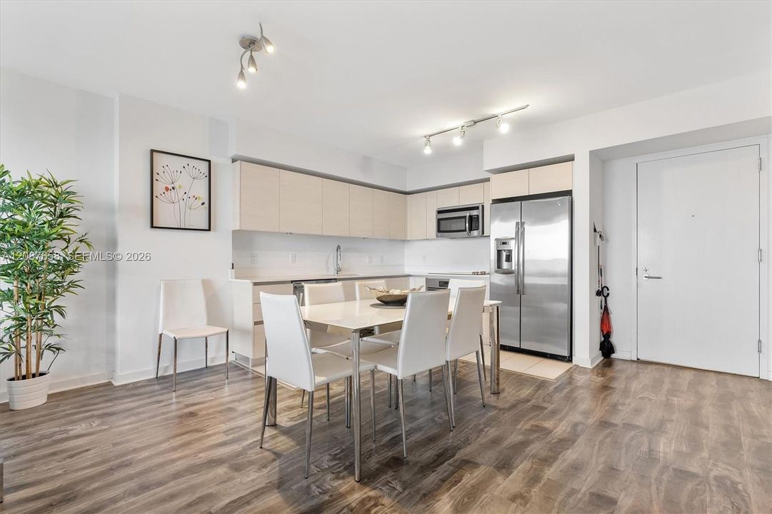 For Sale: $425,000 (1 beds, 1 baths, 730 Square Feet)