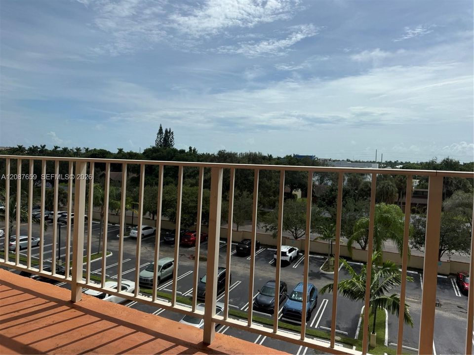 For Sale: $305,000 (2 beds, 2 baths, 1089 Square Feet)