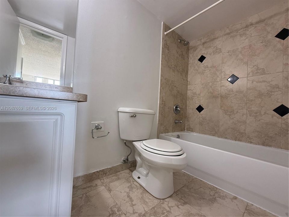 For Sale: $305,000 (2 beds, 2 baths, 1089 Square Feet)