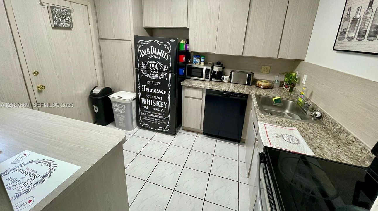 For Rent: $2,200 (2 beds, 2 baths, 1025 Square Feet)