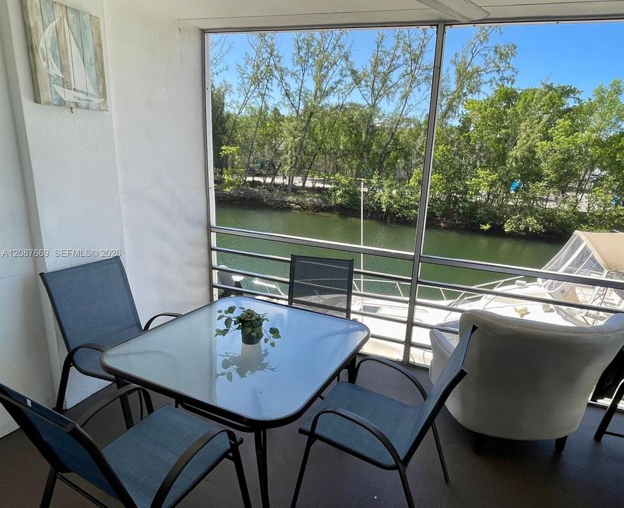 For Rent: $2,200 (2 beds, 2 baths, 1025 Square Feet)