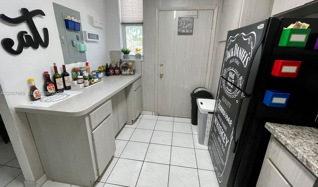 For Rent: $2,200 (2 beds, 2 baths, 1025 Square Feet)
