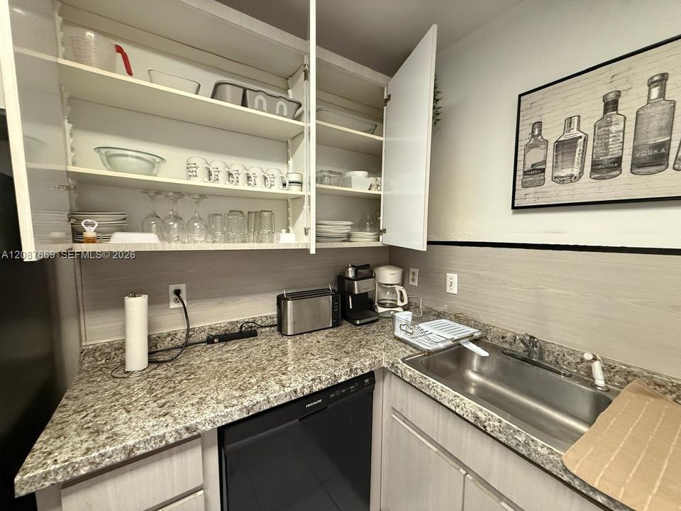 For Rent: $2,200 (2 beds, 2 baths, 1025 Square Feet)