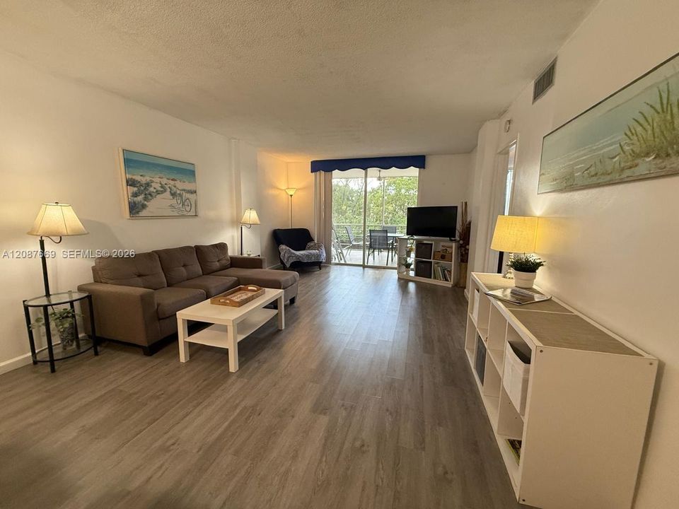 For Rent: $2,200 (2 beds, 2 baths, 1025 Square Feet)