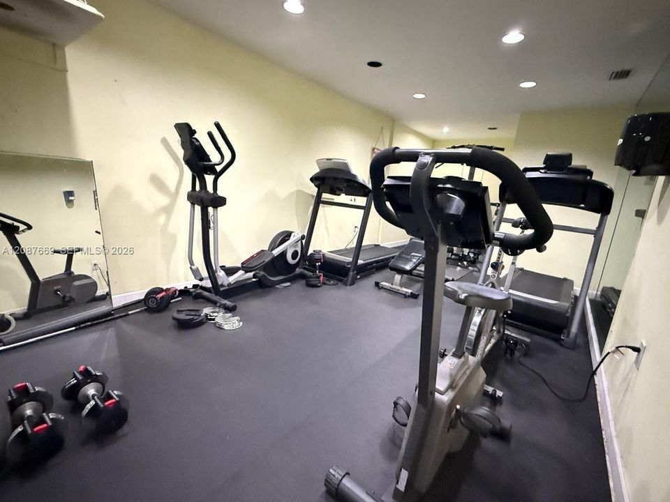 For Rent: $2,200 (2 beds, 2 baths, 1025 Square Feet)