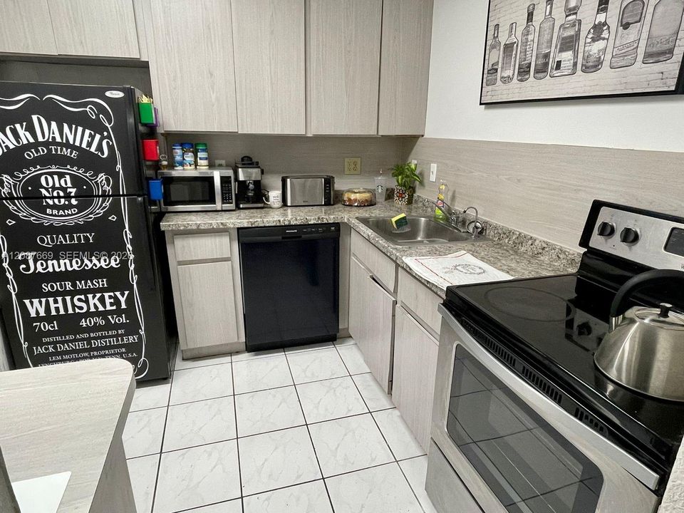 For Rent: $2,200 (2 beds, 2 baths, 1025 Square Feet)