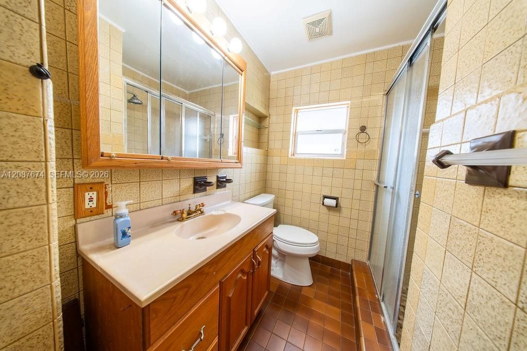 1ST FLOOR BATHROOM