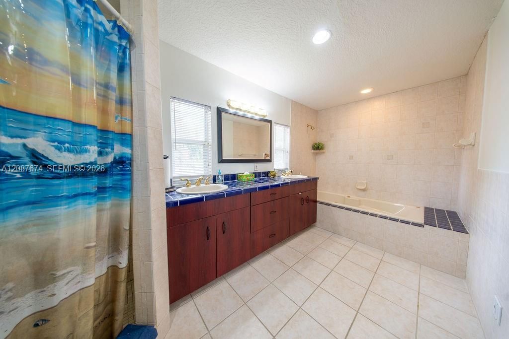 En Venta: $1,299,000 (4 camas, 3 baños, 2051 Pies cuadrados)