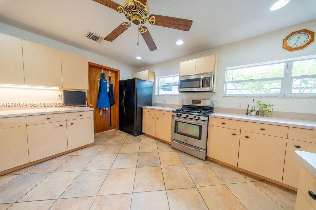 En Venta: $1,299,000 (4 camas, 3 baños, 2051 Pies cuadrados)