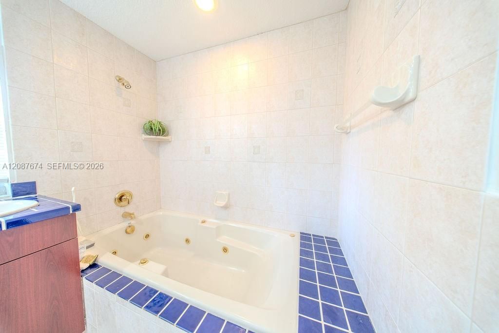 En Venta: $1,299,000 (4 camas, 3 baños, 2051 Pies cuadrados)