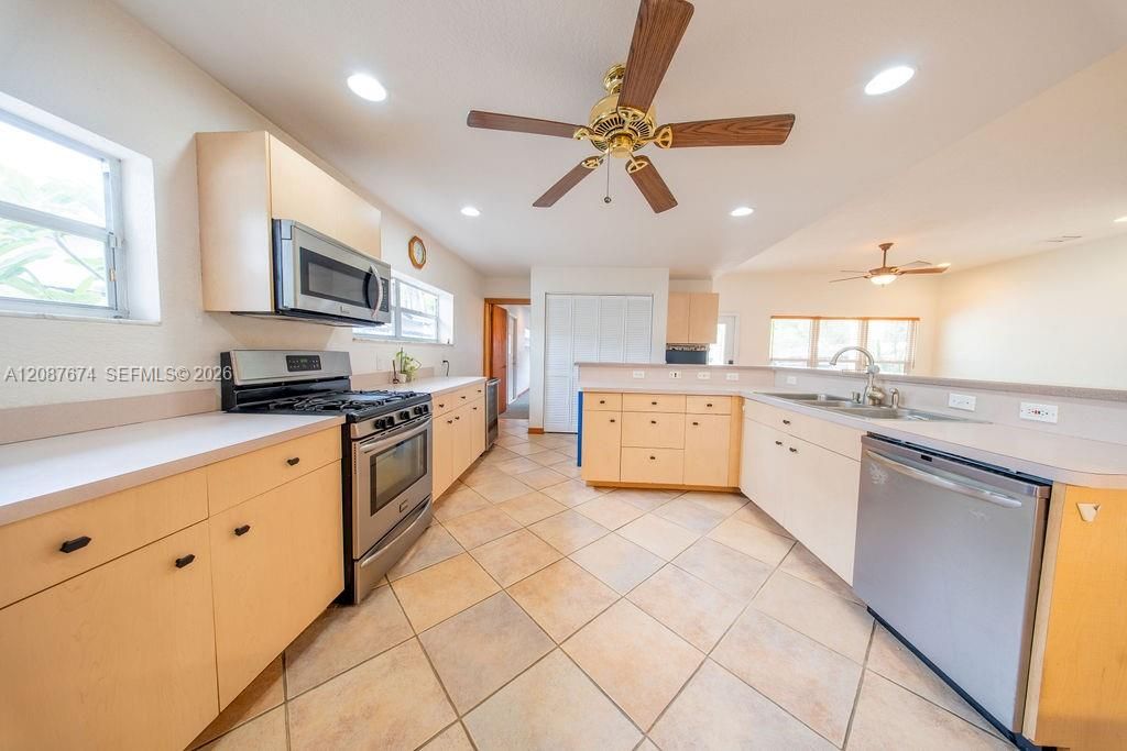 En Venta: $1,299,000 (4 camas, 3 baños, 2051 Pies cuadrados)