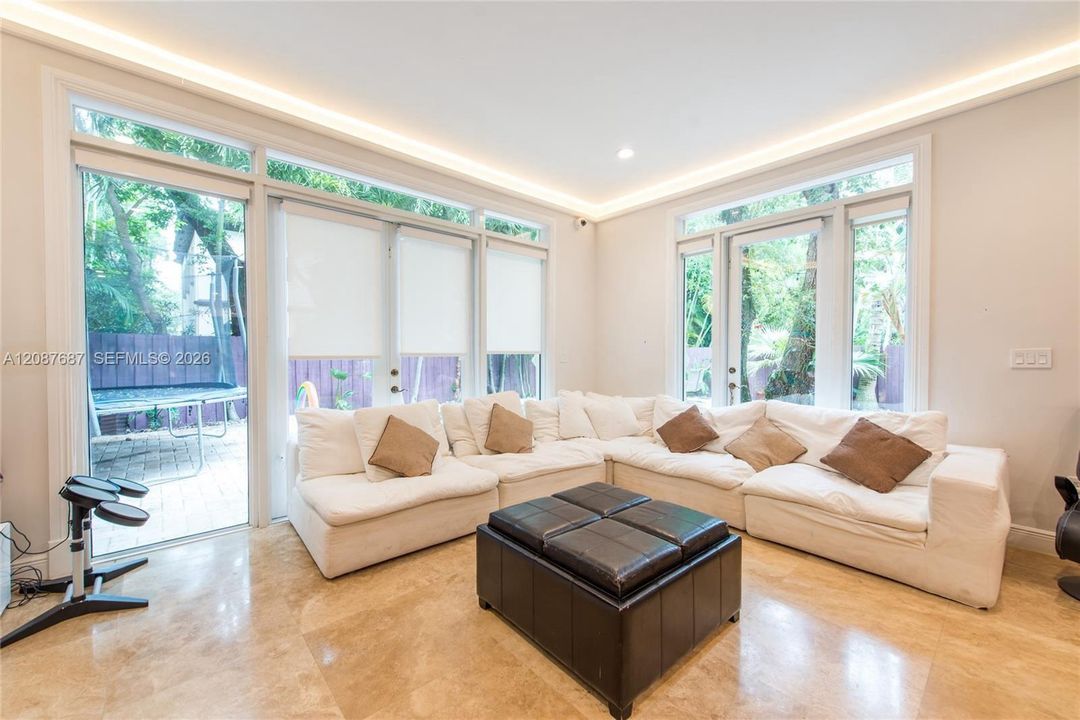 For Rent: $19,200 (5 beds, 5 baths, 3698 Square Feet)