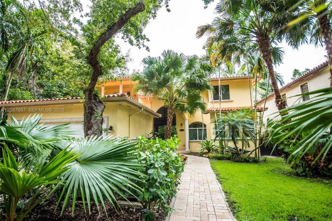 For Rent: $19,200 (5 beds, 5 baths, 3698 Square Feet)