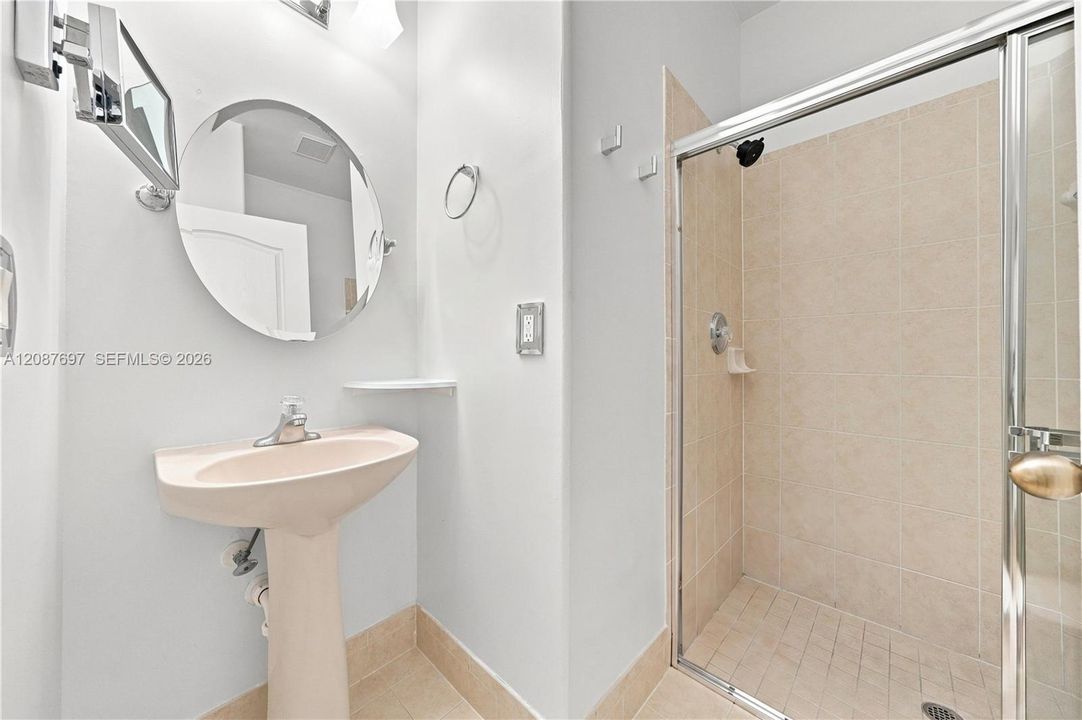 For Rent: $3,500 (4 beds, 3 baths, 1985 Square Feet)