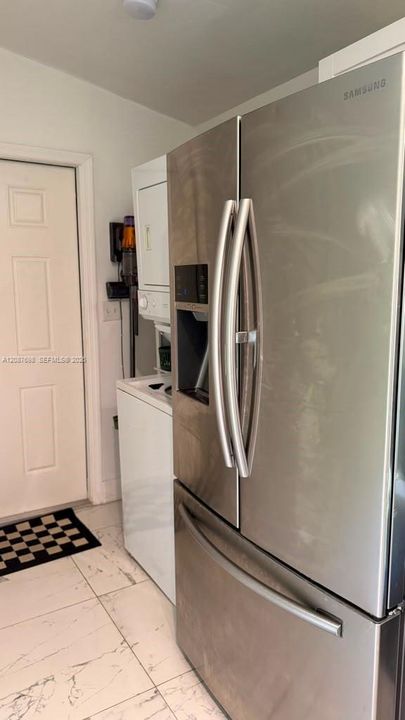 For Rent: $2,600 (3 beds, 1 baths, 860 Square Feet)