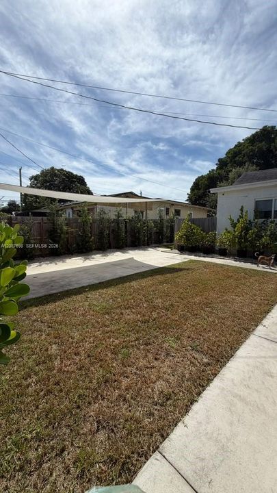 For Rent: $2,600 (3 beds, 1 baths, 860 Square Feet)