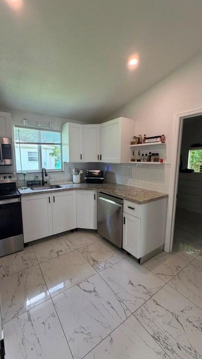 For Rent: $2,600 (3 beds, 1 baths, 860 Square Feet)
