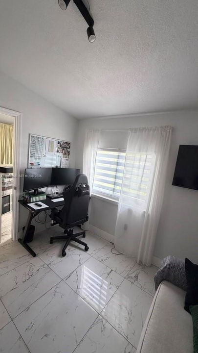 For Rent: $2,600 (3 beds, 1 baths, 860 Square Feet)