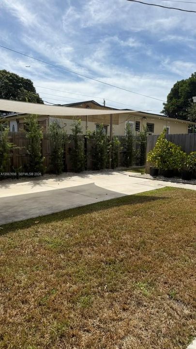 For Rent: $2,600 (3 beds, 1 baths, 860 Square Feet)