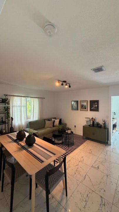 For Rent: $2,600 (3 beds, 1 baths, 860 Square Feet)