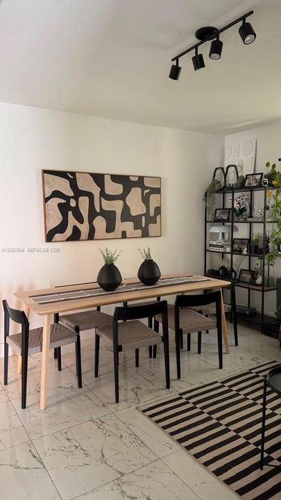 For Rent: $2,600 (3 beds, 1 baths, 860 Square Feet)