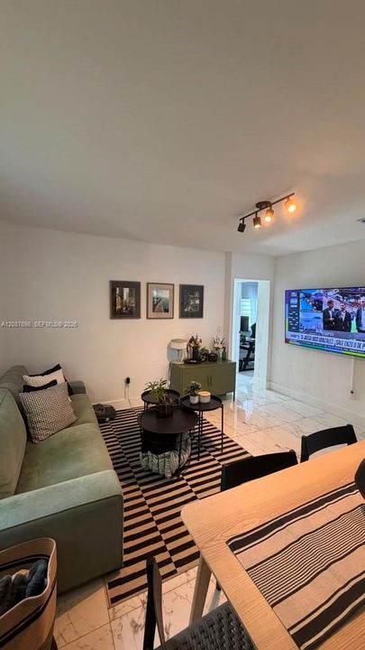 For Rent: $2,600 (3 beds, 1 baths, 860 Square Feet)